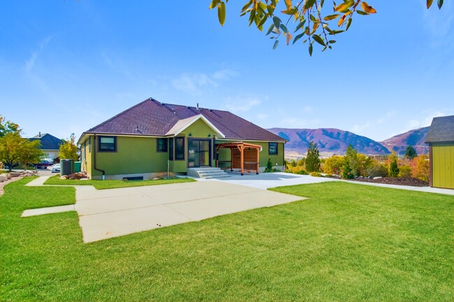 Building Photo - "Luxurious 5-Bedroom Eden Retreat with Sce...