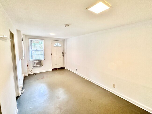 Building Photo - Spacious 6 bedroom 3.5 bath Tudor Townhouse w/Deck close to Georgetown University & Hospital