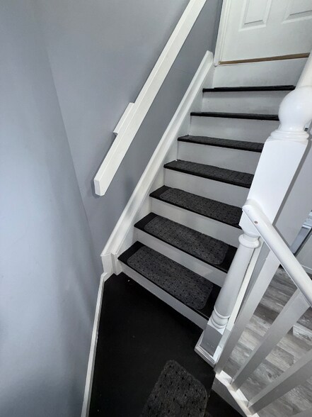 Building Photo - 8 Woody Pl