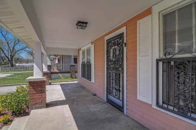 Building Photo - East Nashville Cottage!