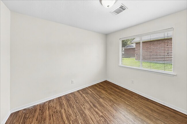 Building Photo - 327 Leisure Ln