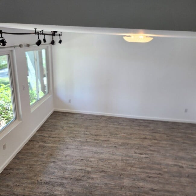 Building Photo - Tierrasanta 4 bedroom 2.5 bath townhouse w...