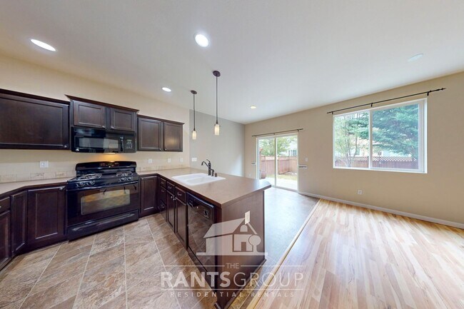 Building Photo - Gorgeous 4 Bed/2.5 Bath Pet-Free Home in Horizon Pointe!
