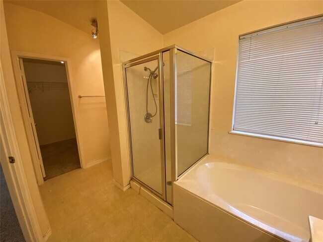 Building Photo - 2402 Hallie Ln