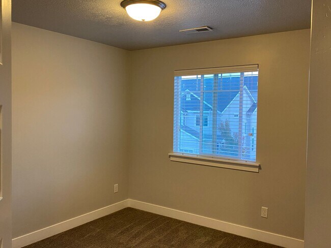 Building Photo - Lovely Townhome For Rent