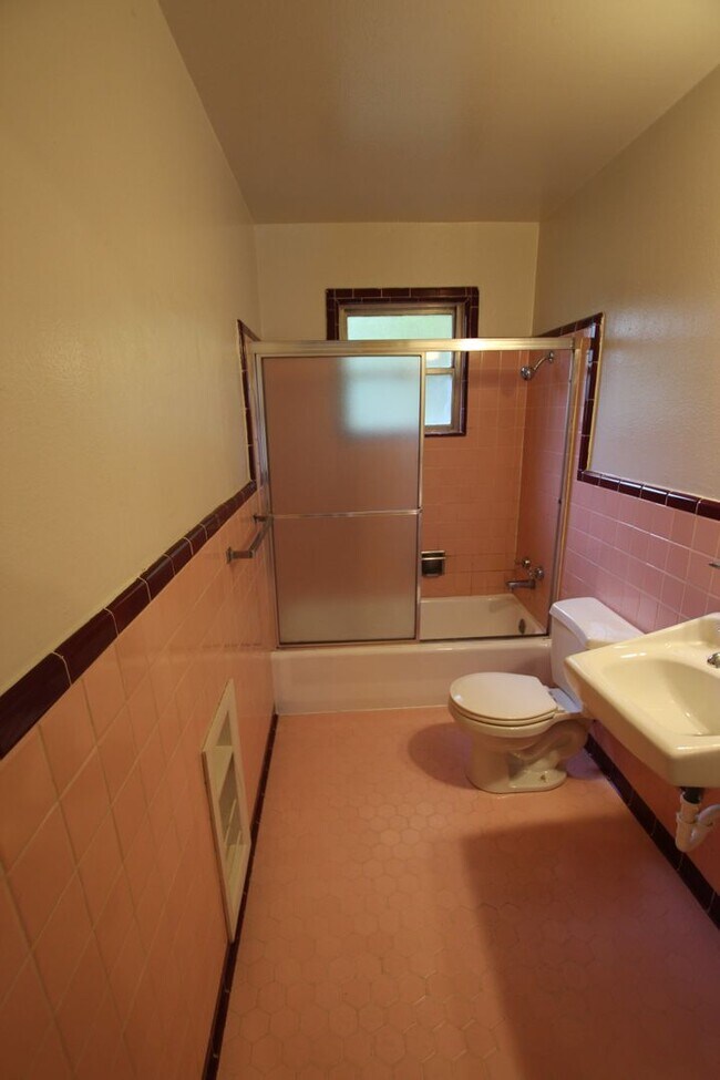 Building Photo - Adorable 1 bedroom 1 bath in the heart of Tyler!