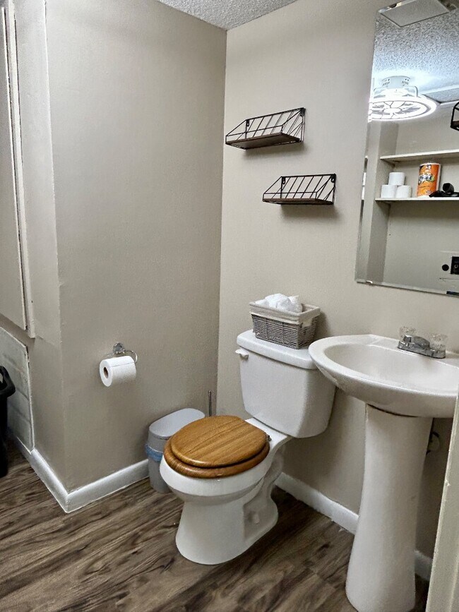 Building Photo - 917 Davis Blvd