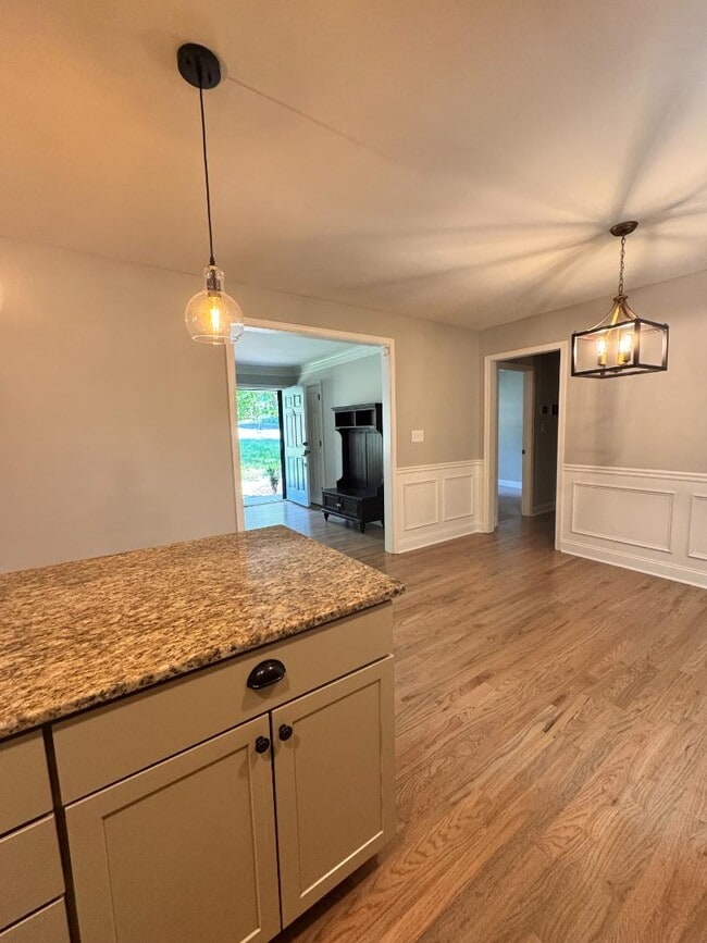 Building Photo - 2002 E Drew Valley Rd NE