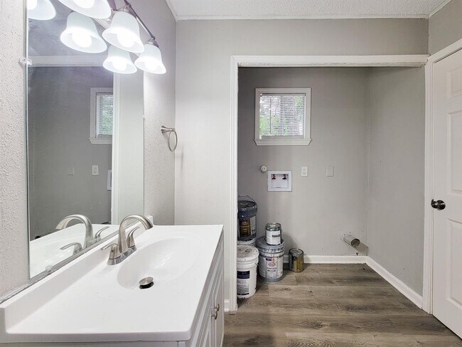 Building Photo - 405 Silver River Dr