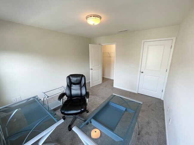 Guest Bedroom #2 - 4697 Pine St SE