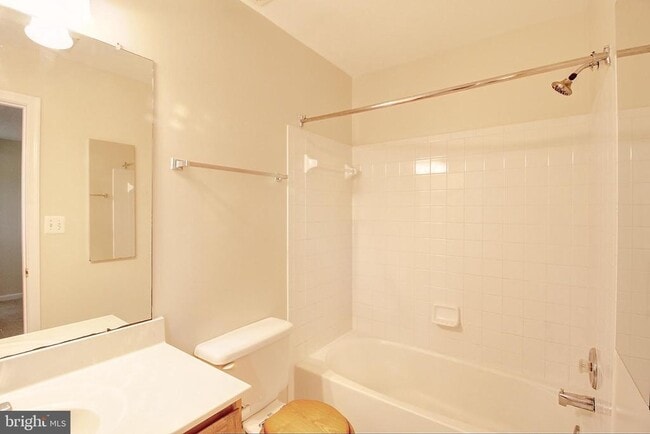 Building Photo - 586 Eisenhower Dr