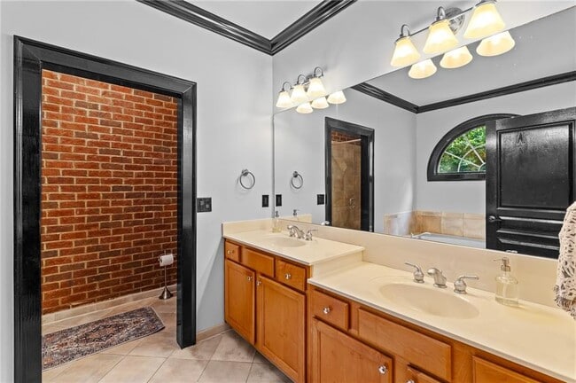 Building Photo - 5512 Glenridge Dr