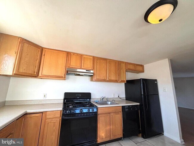 Building Photo - 819 Creek Rd