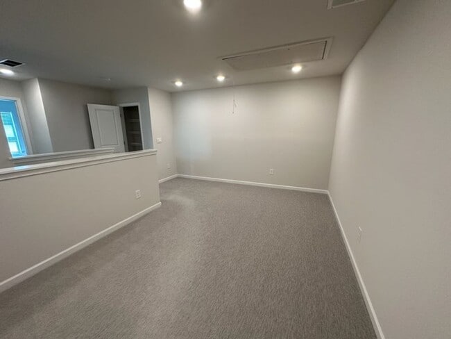 Building Photo - Lovely townhome in gated subdivision minutes from historic Marietta Square!