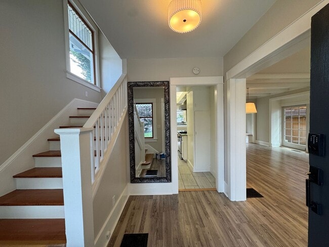 Building Photo - Warm & cozy 5 bed 2.5 bath home in the hea...