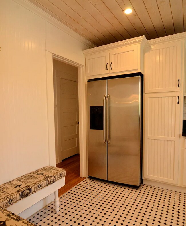 Building Photo - 1020 Havenhurst Dr