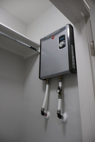 Building Photo - 1005 Hidden Hills St