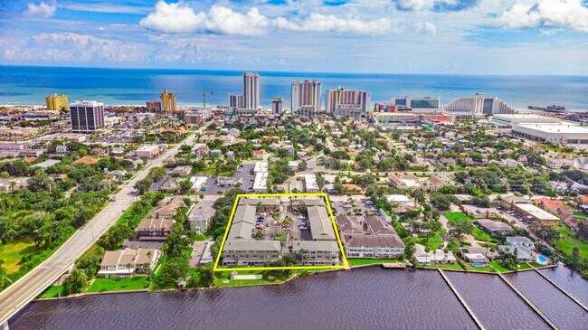 Building Photo - 2 Bedroom at Acqua Condominium