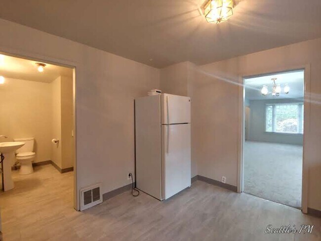 Building Photo - 843 NE 56th St