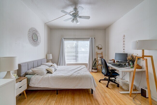 Building Photo - 2213 S Braeswood Blvd