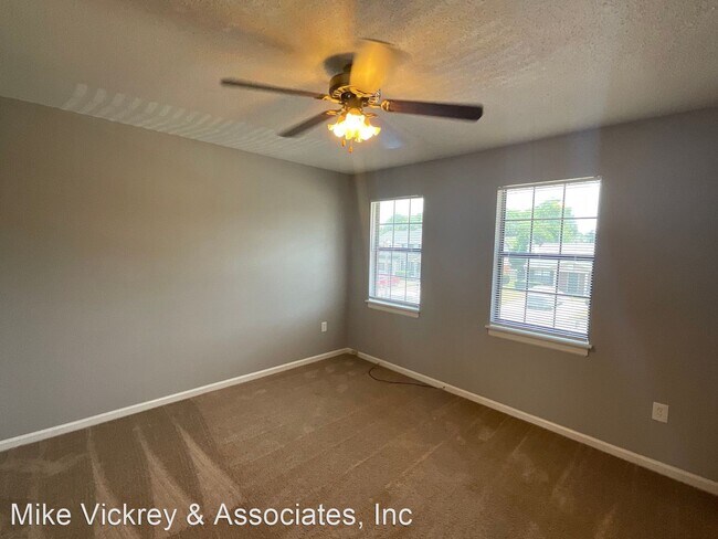 Building Photo - 2 br, 1.5 bath House - 3929 Miramar Court