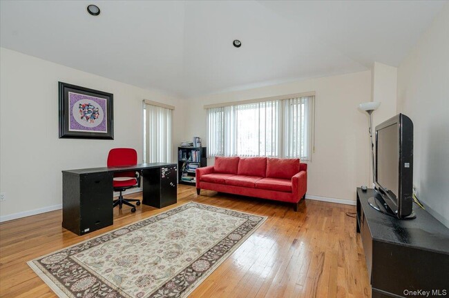 Building Photo - 11 Drury Ln