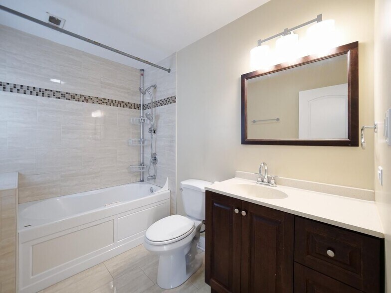 Building Photo - 6812 N Wolcott Ave