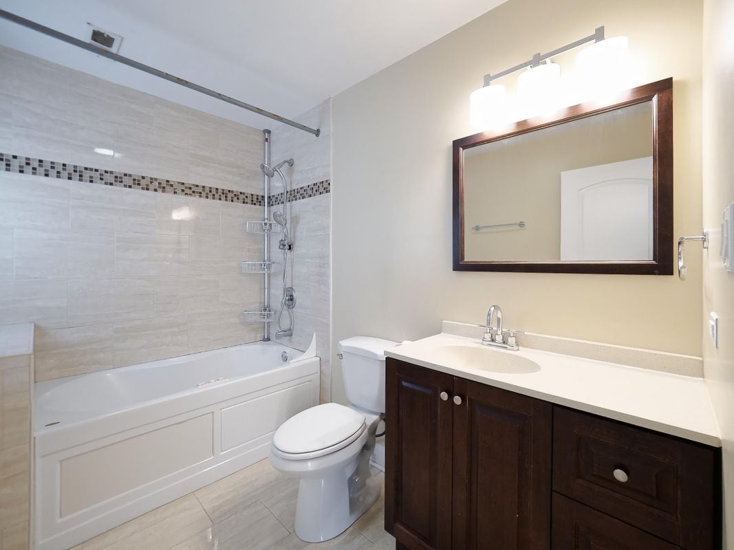 Building Photo - 6821 N Wolcott Ave