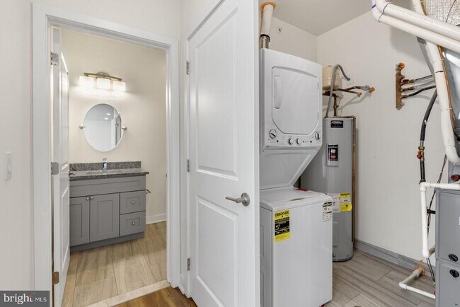 Building Photo - 2411 Kensington Ave