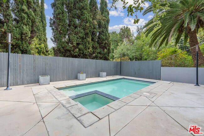 Building Photo - 1042 Olancha Dr