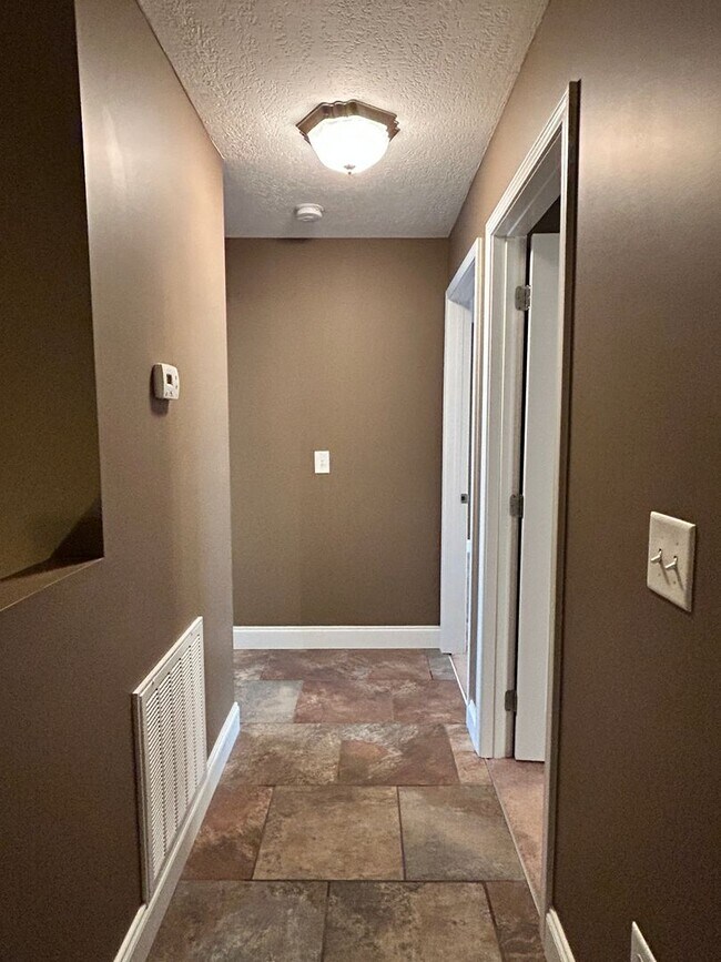 Building Photo - 310 Oak Vista Dr