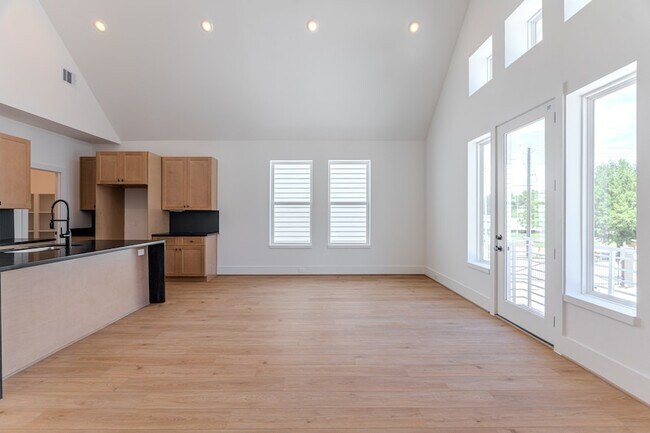 Building Photo - 7605 Victory Dr