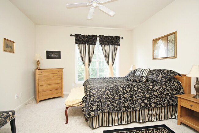 Building Photo - Top Floor, Pet-Friendly Riverbend Condo on Pantops