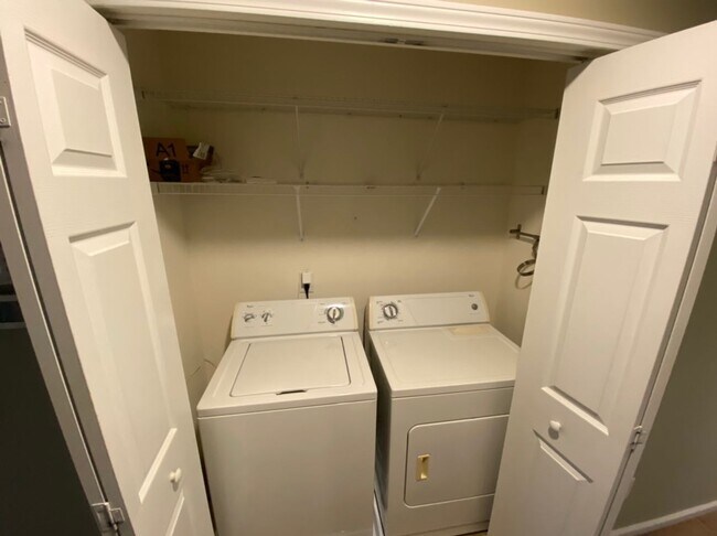Building Photo - Lovely townhouse in fantastic Durham locat...