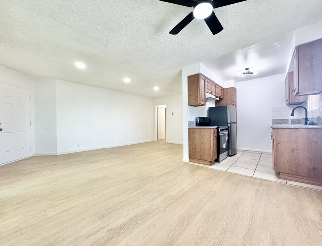 Primary Photo - 6561 Fulton Ave