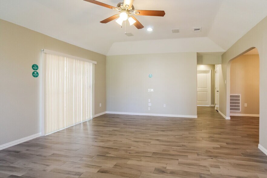 Building Photo - 10806 Clear Fork Dr