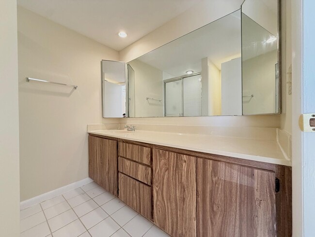 Building Photo - 810 8th Way