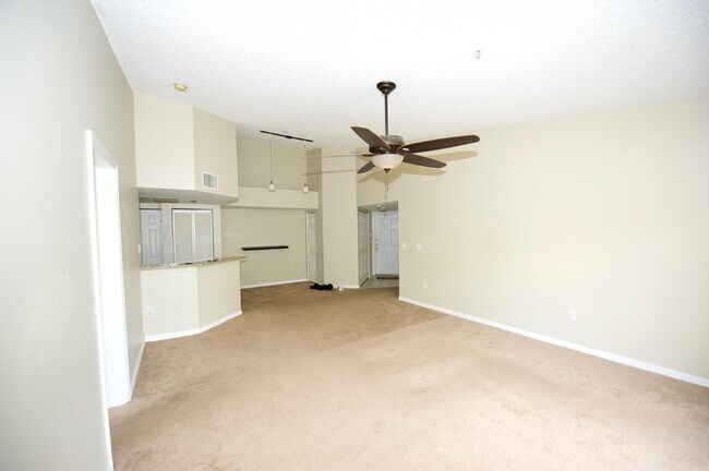 Building Photo - 1100 Crestwood Ct S