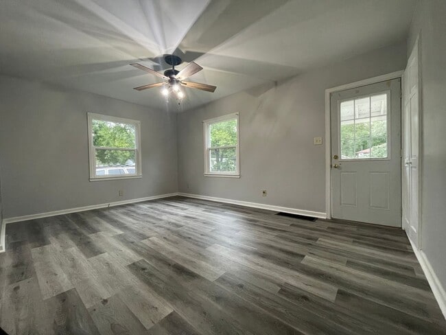 Building Photo - 2 bed, 1 bath home for rent in Waterloo