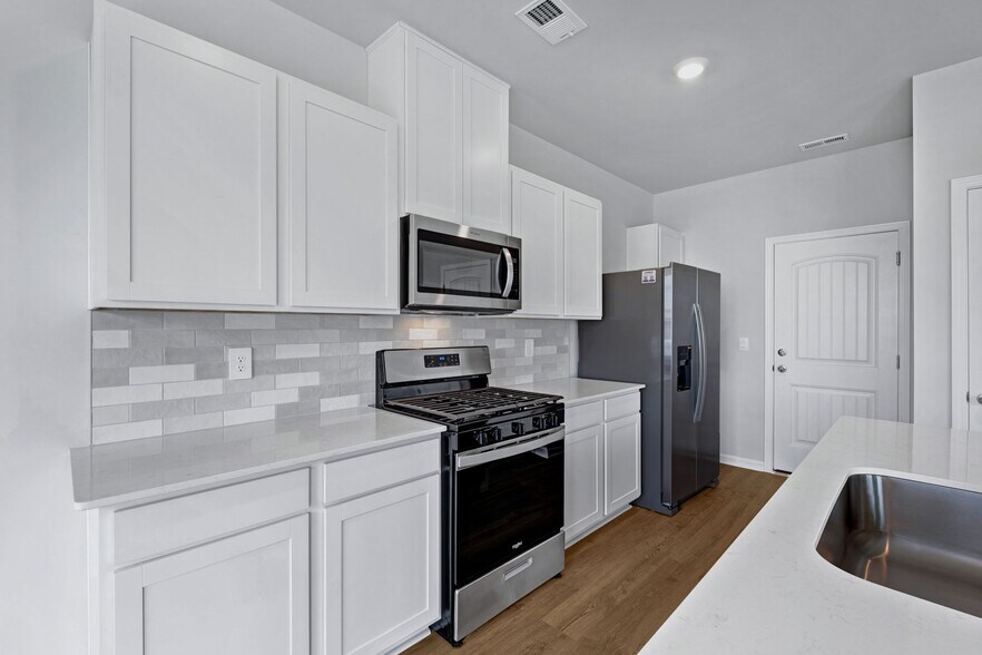 Gas top stove, microwave, refrigerator, dishwasher, garbage disposal included! - 901 Brooklyn Crossing Rd