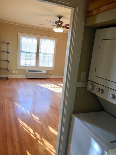 Building Photo - 607 E 6th St