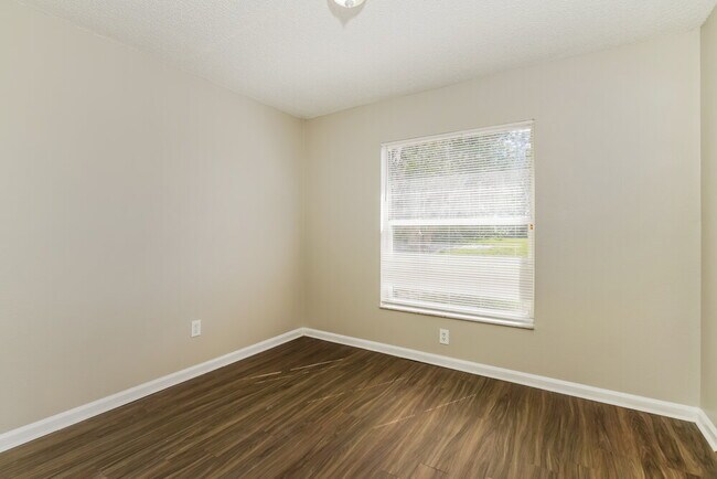 Building Photo - 646 Jaguar Ct