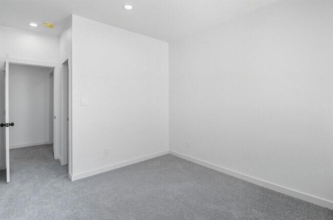 Building Photo - 2923 El Fenice Ln