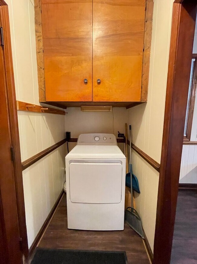 Building Photo - Large Furnished Rancher that Includes Lawn Maintenance and Bonus Room