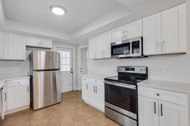 Building Photo - Modern Sarasota 3 Bedroom Home With Separa...
