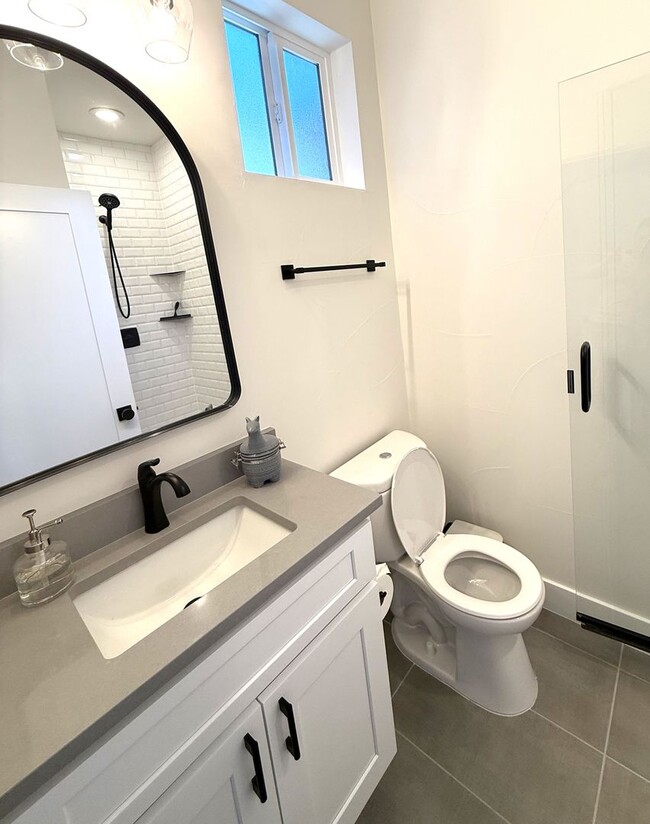 Building Photo - LUX 3BD, 2.5BA University Hills Townhome w...