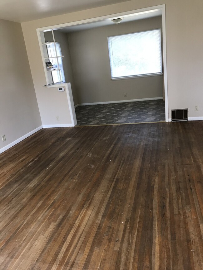 Building Photo - 3 bed/2 bath house