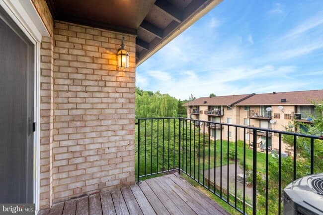 Building Photo - 6284 Rose Hill Dr