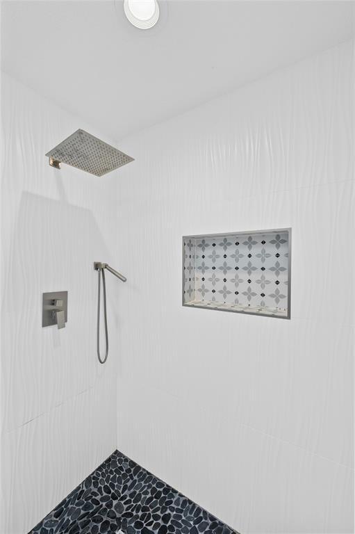 Building Photo - 8303 Los Ranchos Dr