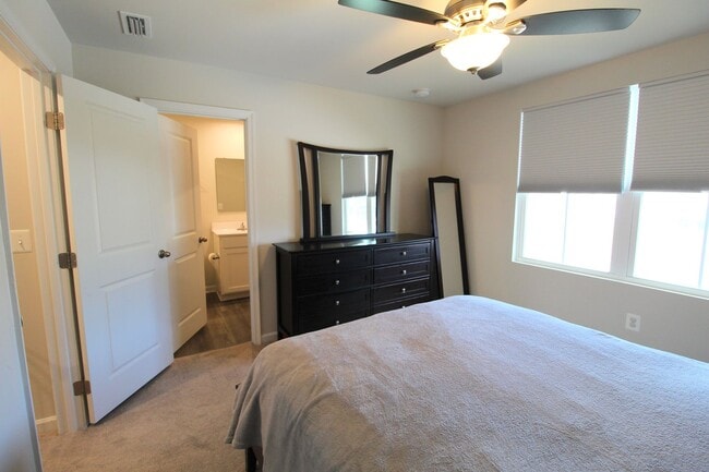 Building Photo - Townhome with a large fenced in yard for rent!